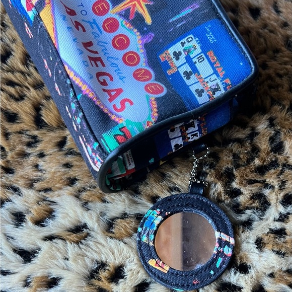 🎰 Las Vegas-Themed Cosmetic Bag with Mini Mirror & Brush Set - Picture 6 of 7